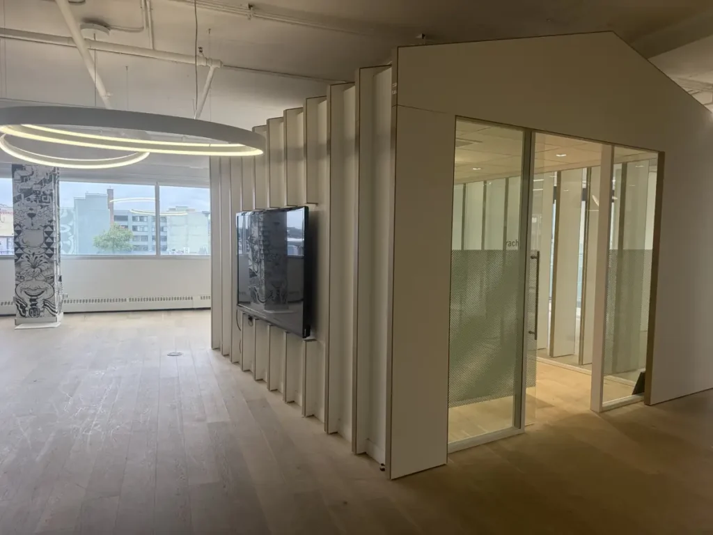 House-shaped meeting room and bright open-concept space – offices at 4200 Saint-Laurent